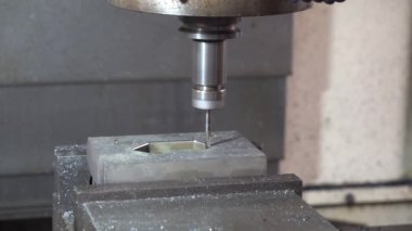 CNC değirmen makinesi, küf parçalarını son değirmen tipine göre kesiyor. CNC makine merkezi tarafından üretilen kalıp ve ölüm süreci.