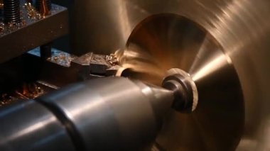 Torna makinesi, pirinç şaft malzemesini kesiyor. Makineyi döndürerek metal işleme süreci.