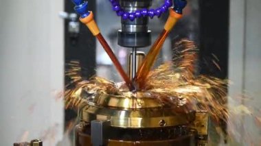 CNC değirmen makinesi, kabuk kalıplarını yağ soğutma metoduyla kesiyor. CNC makine merkezi tarafından üretilen kalıp ve ölüm süreci.