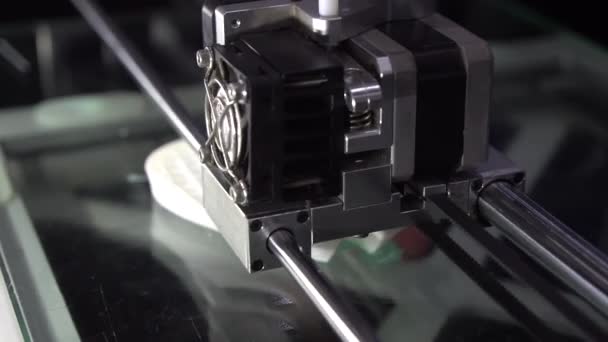 프린터 기계는 모델의 프로토타입을 출력합니다 프린터의 프로토타입을 하이테크 컴퓨터 — 비디오