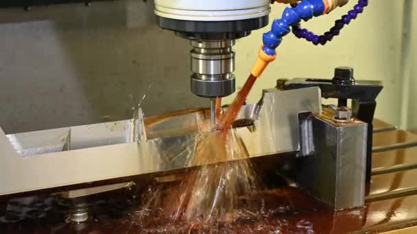 Cnc Değirmen Makinesi Lastik Kalıplarını Yağ Soğutma Metoduyla Kesiyor Cnc — Stok video