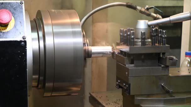 金属シャフト材料を切断旋盤機械剥離の操作 回転機械による金属加工工程 — ストック動画
