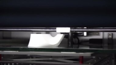 3D yazıcı makinesinin işletimi 3D model prototip parçalarını yazdırır. 3D yazıcının hızlı prototip teknolojisi..