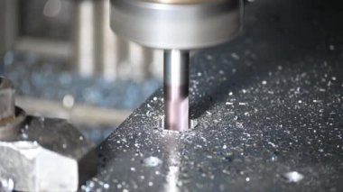 CNC değirmen makinesindeki kesme işleminin yakın çekim sahnesi. Makine merkezindeki delik işleme.