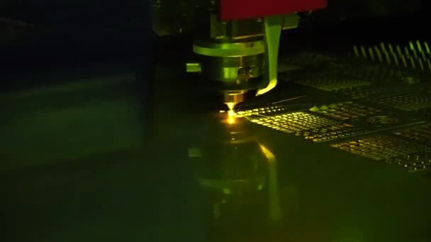 Die Faserlaserschneidmaschine Schneidet Die Metallplatte Der Hochtechnologische Prozess Der Blechherstellung — Stockvideo