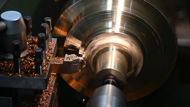 真鍮軸材を切断旋盤機械の遅い動き操作 回転機械による金属加工工程 — ストック動画