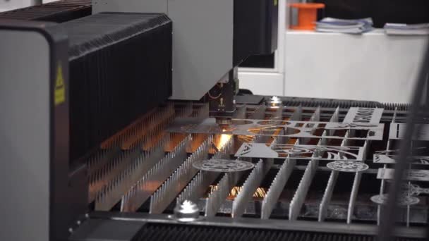 Driften Fiber Laser Skärmaskin Skära Metallplattan Med Gnistrande Ljus Den — Stockvideo