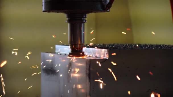 不良切削条件で金型部品を切断するCncフライス盤 加工センターの刃先加工工具による荒削りの間の焼入チップ — ストック動画