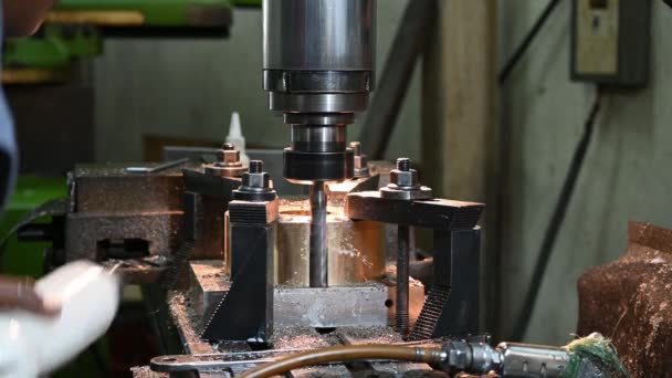 真鍮材料部品を切断するスキル演算子スロットによるフライス盤の操作 製粉機で働く店の床 — ストック動画