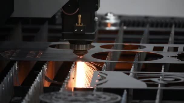 Filmagens Operação Máquina Corte Laser Fibra Cortam Placa Metal Processo — Vídeo de Stock