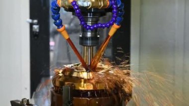 CNC değirmen makinesi, kabuk kalıplarını yağ soğutma metoduyla kesiyor. CNC makine merkezi tarafından üretilen kalıp ve ölüm süreci.