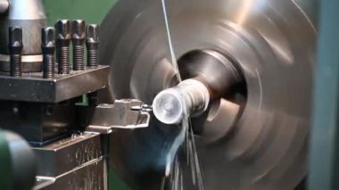 Torna makinesinin çalışması metali soğutucu metoduyla kesiyor. Makineyi döndürerek metal işleme süreci.