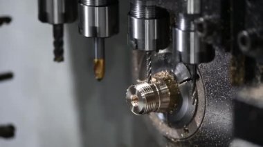 Çok görevli CNC torna makinesinin montaj kısmını kesmesi. CNC dönüşüm makinesinden yüksek teknoloji boru bağlantı parçaları.