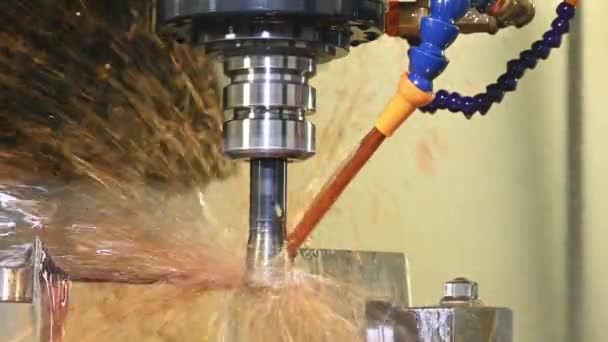 Die Cnc Fräsmaschine Schneidet Die Werkzeugteile Ölkühlverfahren Der Werkzeug Und — Stockvideo