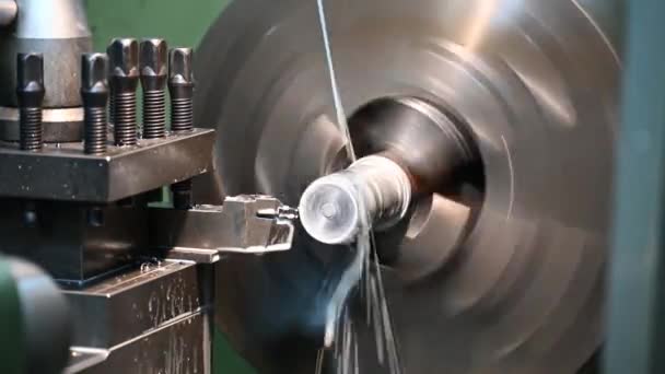 冷却方法で金属部品を切断旋盤機械の操作 回転機械による金属加工工程 — ストック動画