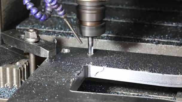 인쇄기를 절단하는 Cnc 기계는 정사각형 엔드밀 도구에 부품을 가공으로 만들어 — 비디오