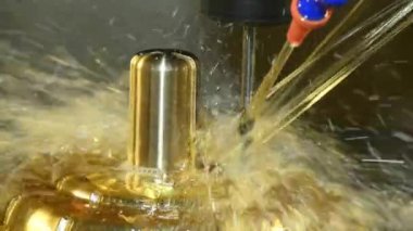 Ağır çekim sahnesi CNC değirmen makinesi yağ soğutma metoduyla kabuk küf parçalarını kesiyor. Küf ve ölüm üretim süreci CNC makine merkezi tarafından yağ soğutma metoduyla.