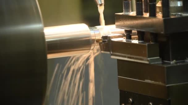 旋盤加工機は 水盤冷却方式で金属シャフト部品を切断しました 回転機械による金属加工工程 — ストック動画