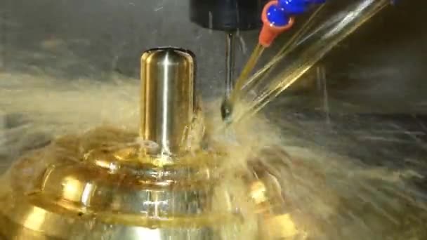 Nahaufnahme Szene Cnc Fräsmaschine Schneiden Der Messingschale Formteile Mit Kühlmittel — Stockvideo