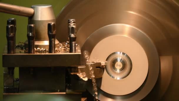 旋盤工具で金属部品を切断する旋盤機械ラフ 回転機械による金属加工工程 — ストック動画