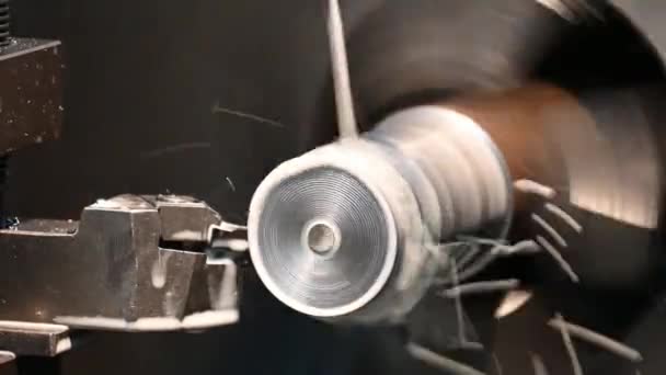 閉じるシーン旋盤加工機の仕上げは 液体クーラント法で金属シャフト部品を切断しました 回転機械による金属加工工程 — ストック動画