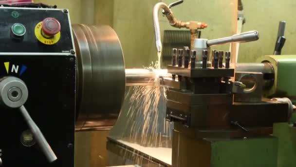 金属シャフト部品を水性冷却方法で切断する旋盤機械 回転機械による金属加工工程 — ストック動画