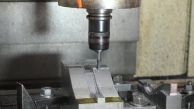 Basın, CNC değirmen makinesiyle top değirmeni aletini üretirken öldü. Kalıplar, sert top değirmeni ile makine merkeziyle kesme işlemi yapıyor.