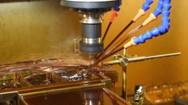 CNC değirmen makinesi, küf parçalarını yağ soğutma metoduyla kesiyor. CNC makine merkezi tarafından üretilen kalıp ve ölüm süreci.