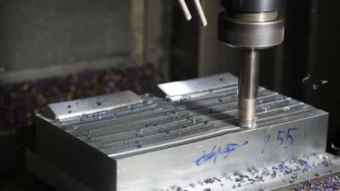 Ağır çekim sahnesi CNC değirmen makinesi, dizinlenebilir son değirmen araçlarıyla enjeksiyon küf parçalarını kesiyor. Kalıplar ve ölüm üretim süreci, son değirmen araçları ile makine merkezi tarafından.