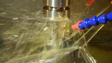 CNC Değirmen Makinesi, yağ soğutma metoduyla küf parçalarını kesiyor. CNC makine merkezi tarafından üretilen kalıp ve ölüm süreci.