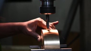 Yakın çekim NC değirmen makinesinin pirinç parçalarını Chamfer aracıyla bölme işlemi. Değirmen makinesiyle metal çalışma süreci.