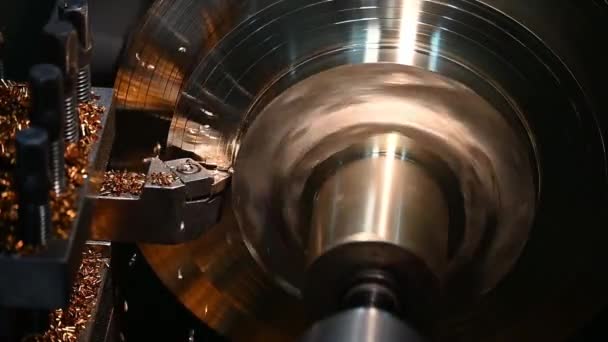 閉じるシーンスローモーション旋盤工具で真鍮ディスク部品を切断旋盤機械 回転機械による金属加工工程 — ストック動画