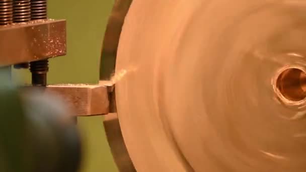 閉じパンシーン旋盤工具で真鍮ディスク部品を切断する旋盤機械ラフ 回転機械による金属加工工程 — ストック動画