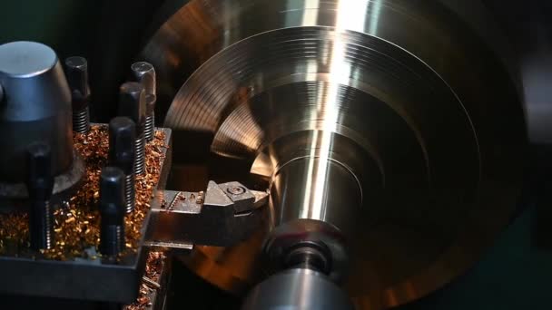スローモーションは 真鍮製ディスク部品を切断する旋盤機械が終了シーンを閉じます 回転機械による金属加工工程 — ストック動画