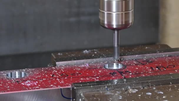 Die Cnc Fräsmaschine Bohrt Mit Einem Massiven Schaftfräswerkzeug Der Hochtechnologische — Stockvideo