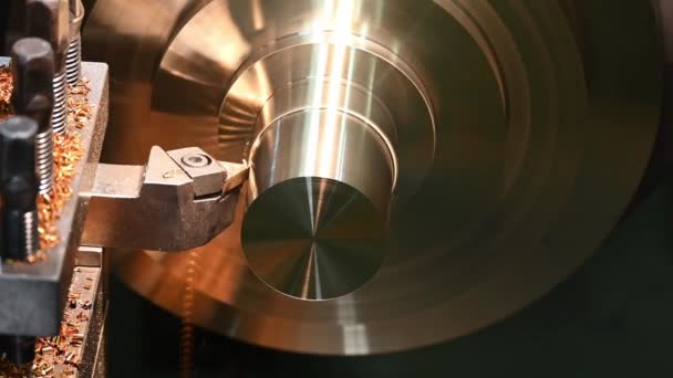 鍋のシーンを閉じる旋盤機械は 旋盤ツールで真鍮シャフト部品を切断終了します 回転機械による金属加工工程 — ストック動画