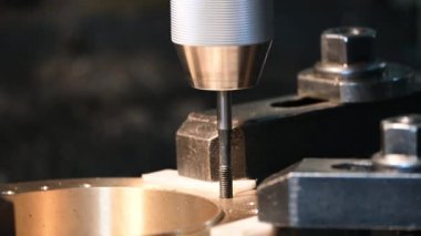 NC değirmen makinesindeki yakın çekim çekim işlemi. Delik ipliği süreci.