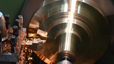 Torna makinesinin pan sahnesi pirinç disk parçalarını torna araçlarıyla kesmeyi bitirir. Makineyi döndürerek metal işleme süreci.