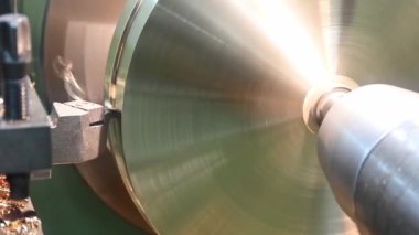 Torna makinesi, pirinç disk parçalarını torna ile kesmeyi bitirsin. Makineyi döndürerek metal işleme süreci.
