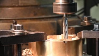 NC değirmen makinesinin pirinç yüzüklerini öğütme işlemi. Değirmen makinesindeki metal çalışma konsepti..