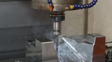 Yüksek çözünürlüklü CNC değirmen makinesi basını kesiyor ve top değirmeninin ucundaki aletle ölüyor. Kalıplar, sert top değirmeni ile makine merkeziyle kesme işlemi yapıyor.