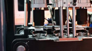 Küf makinesiyle içme suyu üretme işlemi. Plastik şişe üfleme makinesi operasyonu..