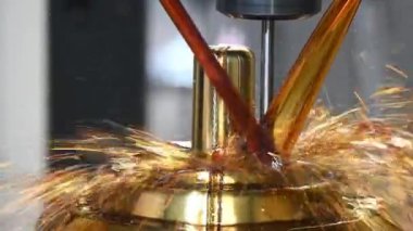Pan sahnesi CNC değirmen makinesi pirinç maddeyi yağ soğutma metoduyla kesiyor. Küf ve ölüm üretim süreci CNC makine merkezi tarafından yağ soğutma metoduyla.