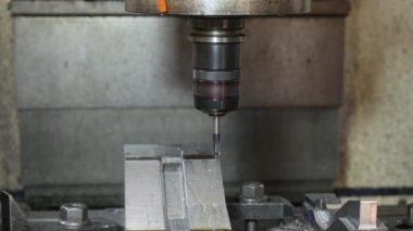 CNC değirmen makinesi, basını kesiyor ve top değirmeninin ucundaki aletle ölüyor. Kalıplar, sert top değirmeni ile makine merkeziyle kesme işlemi yapıyor.