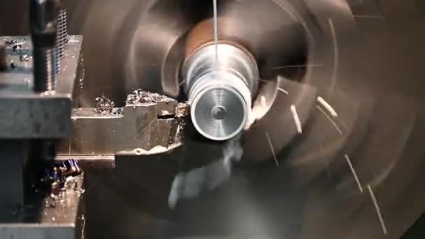 旋盤加工機は 水性冷却方式の旋盤工具で金属シャフト部品を切断しました 回転機械による金属加工工程 — ストック動画