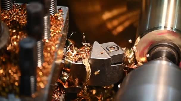 スローモーションシーン旋盤機械は 旋盤ツールで真鍮シャフト部品を切断終了します 回転機械による金属加工工程 — ストック動画