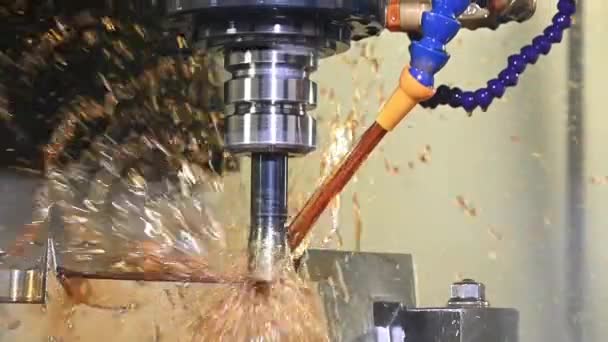Ağır Çekim Cnc Değirmen Makinesi Küf Parçalarını Yağ Soğutma Metoduyla — Stok video