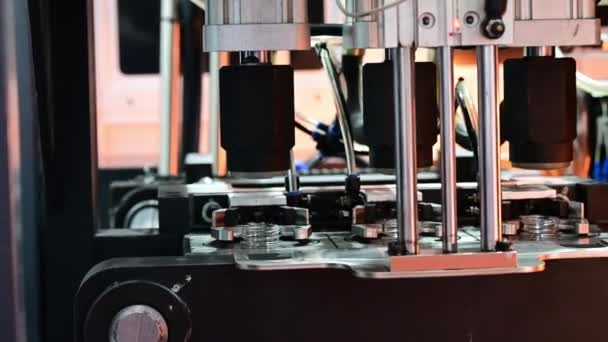 Het Productieproces Van Drinkwaterflessen Door Blaasvormmachine Werking Van Plastic Fles — Stockvideo
