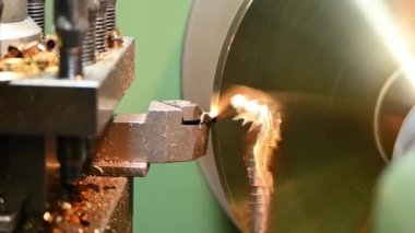 Torna makinesi pirinç parçaları torna araçları ile kesti. Makineyi döndürerek metal işleme süreci.