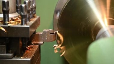 Torna makinesinin yavaş çekim sahnesi pirinç parçaları kesti. Makineyi döndürerek metal işleme süreci.